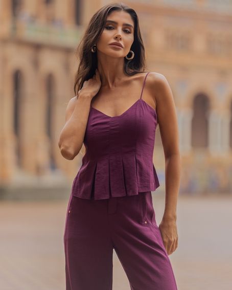 Regata Alfaiataria Pregas Vinho Berry