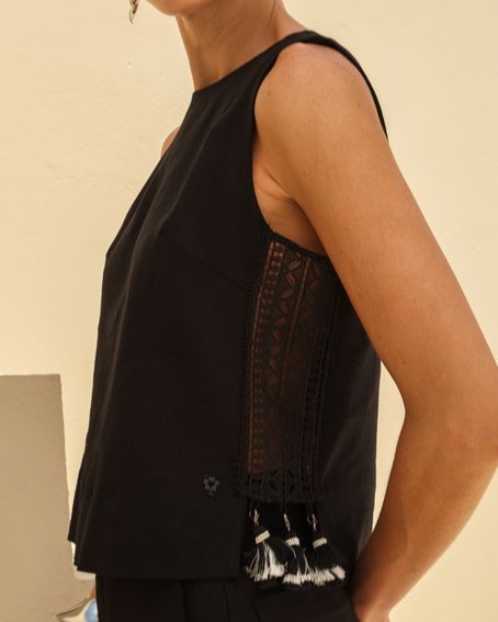 Blusa Detalhe Guipir Lateral Preta