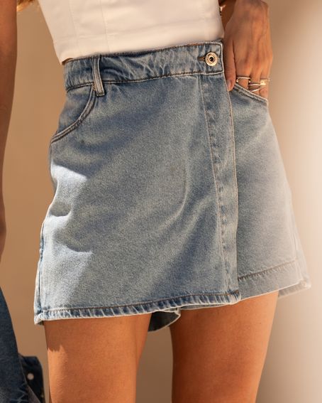 Short-Saia Assimetric Jeans Delavê